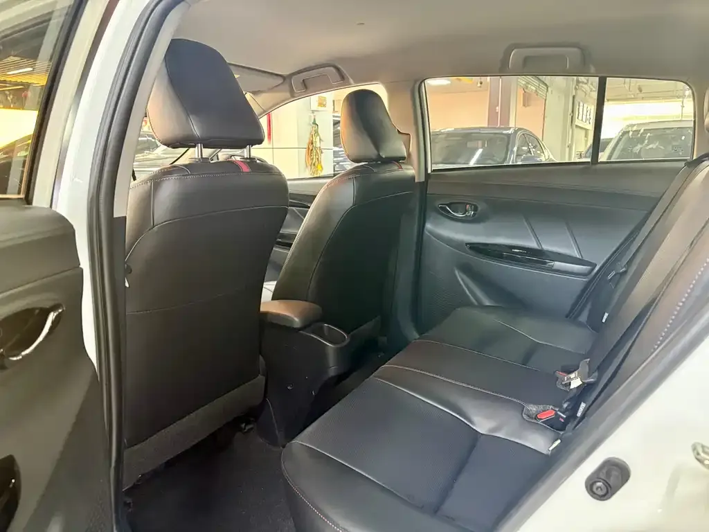 Toyota Yaris L — фото 4