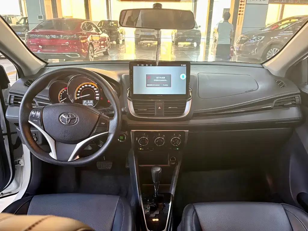 Toyota Yaris L — фото 2