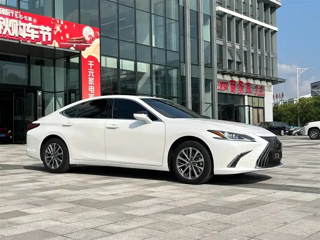 Lexus ES — фото 8