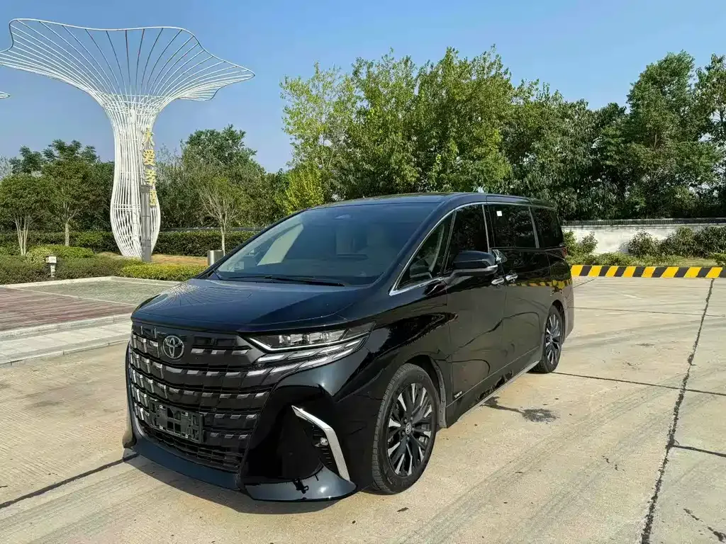 Toyota Alphard — фото 1