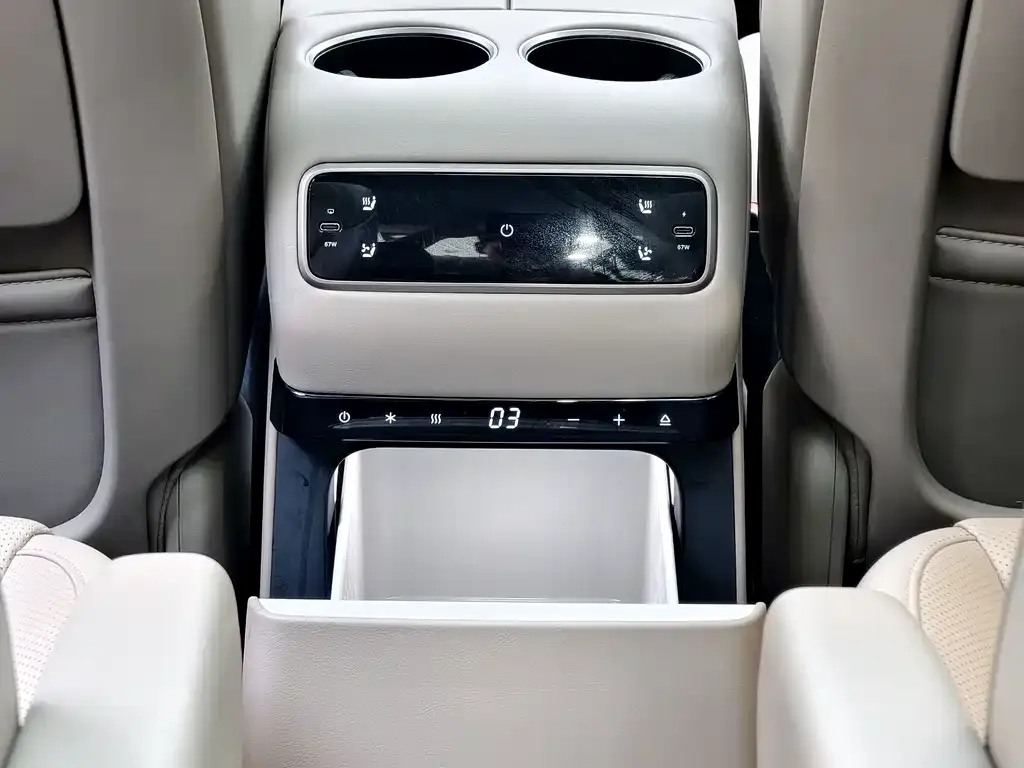 Li Auto i8 — фото 9