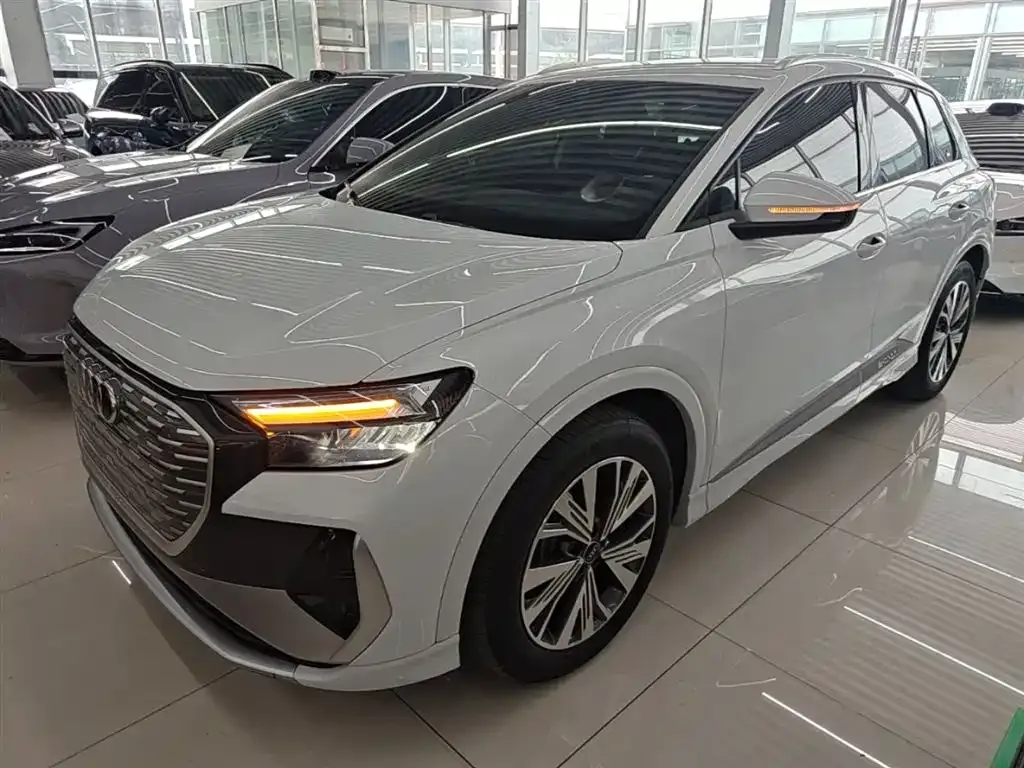 Audi Q4 e-tron — фото 1