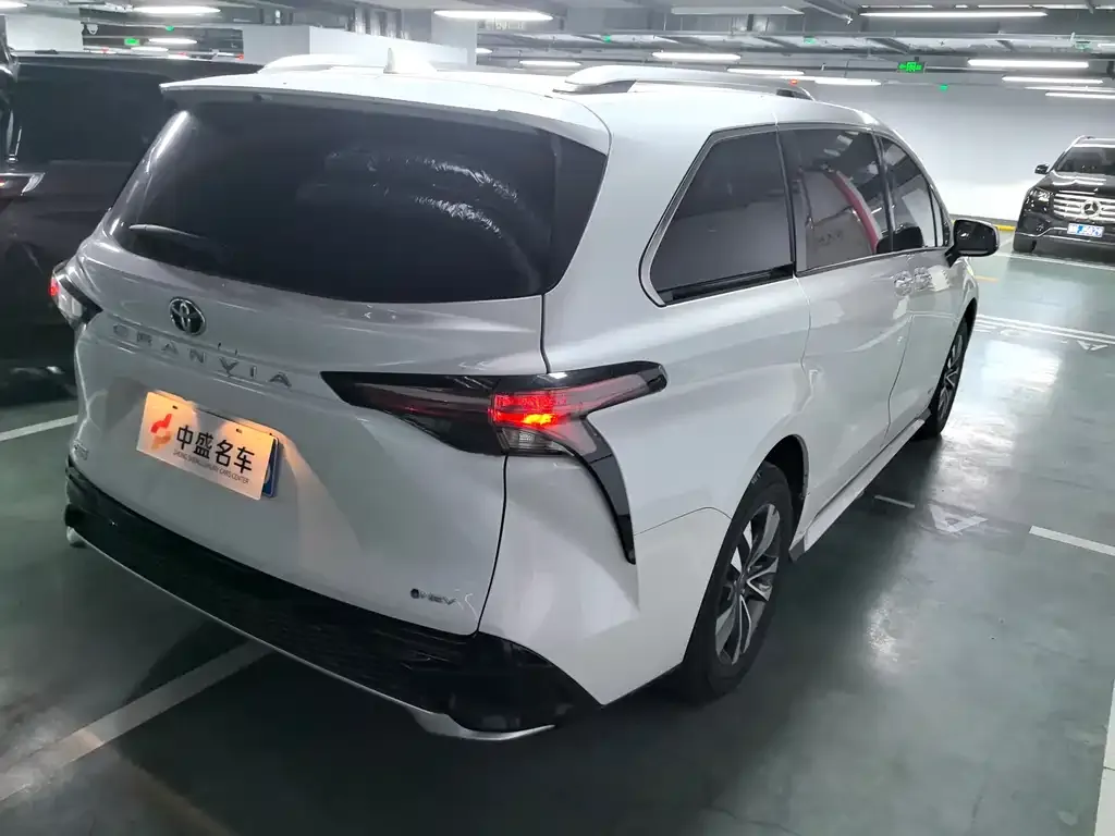 Toyota Granvia — фото 8