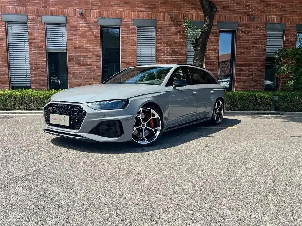 Audi RS 4 — фото 1