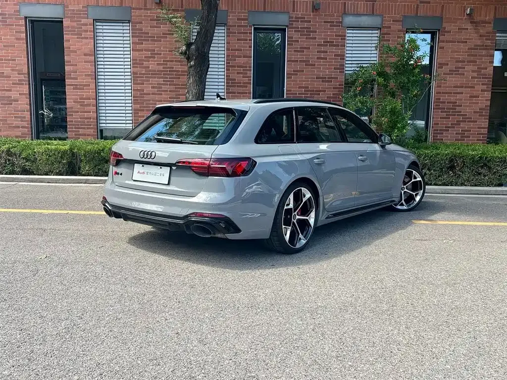 Audi RS 4 — фото 10