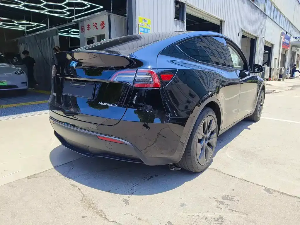 Tesla Model Y — фото 9