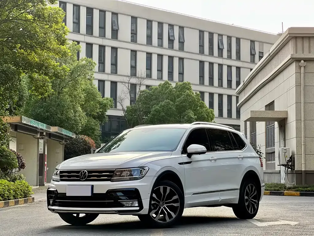 Volkswagen Tiguan L — фото 1