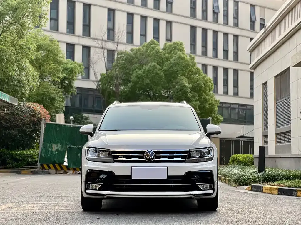 Volkswagen Tiguan L — фото 9