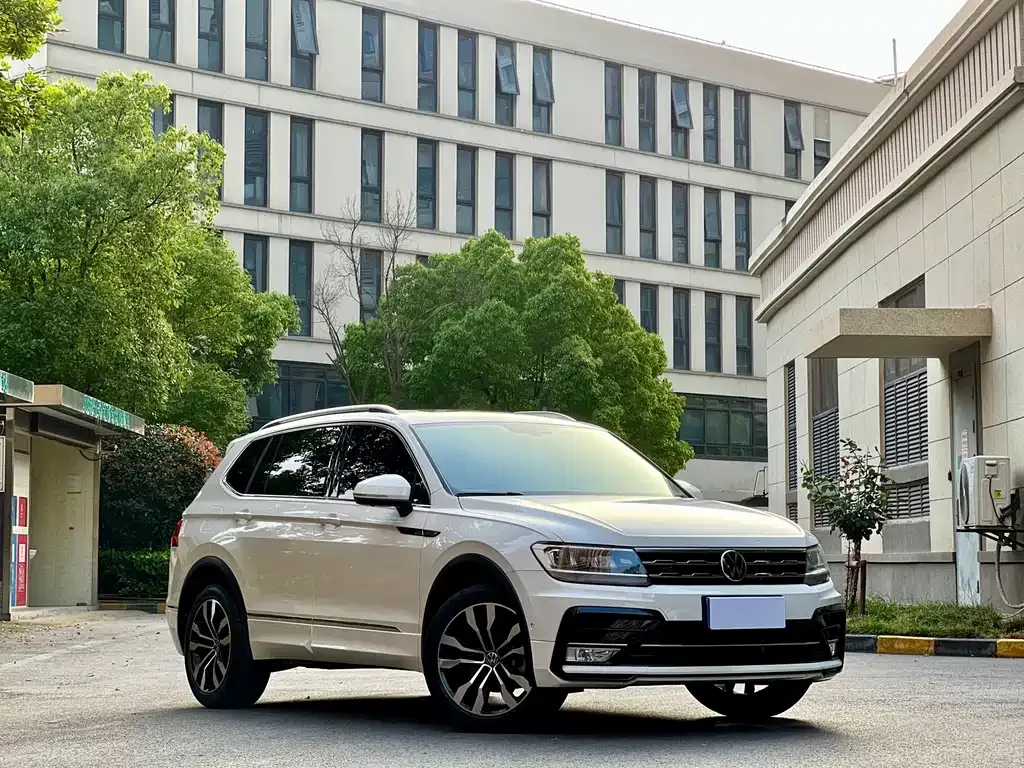 Volkswagen Tiguan L — фото 10