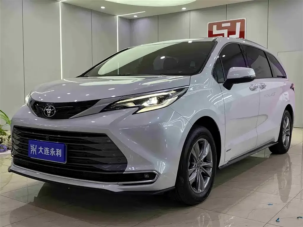 Toyota Sienna — фото 1