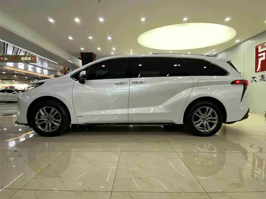 Toyota Sienna — фото 4