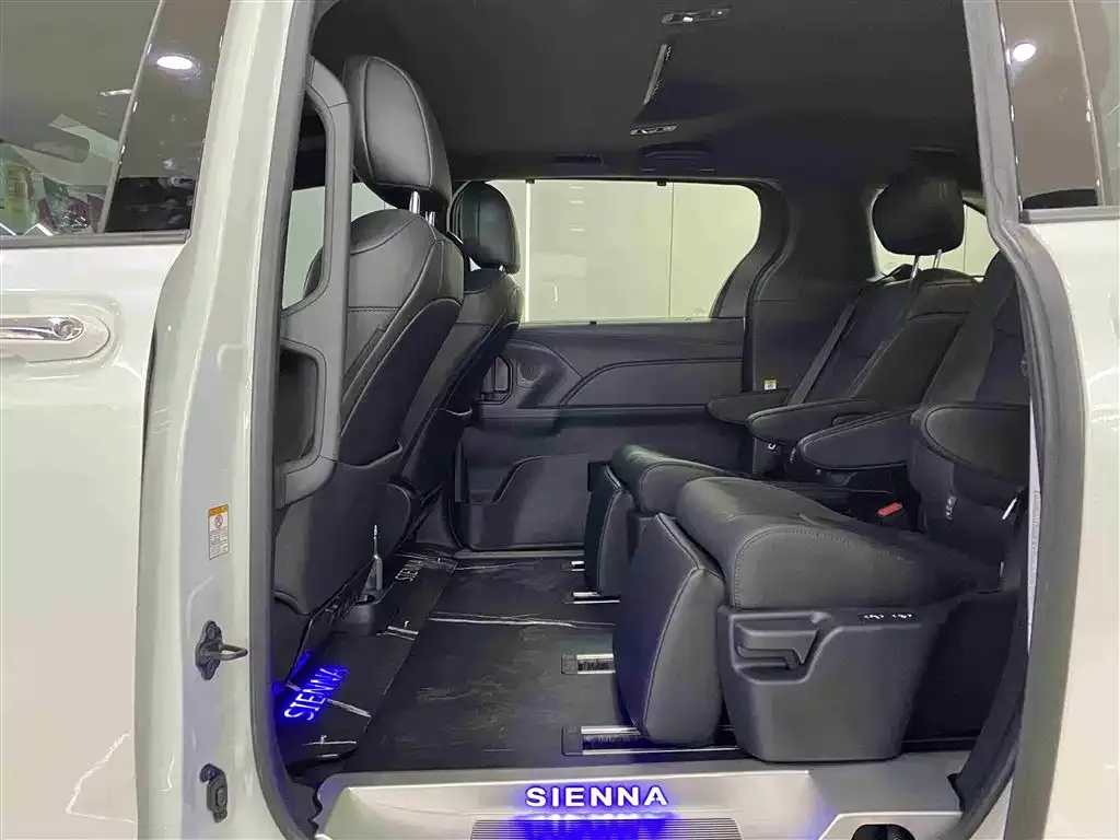 Toyota Sienna — фото 2
