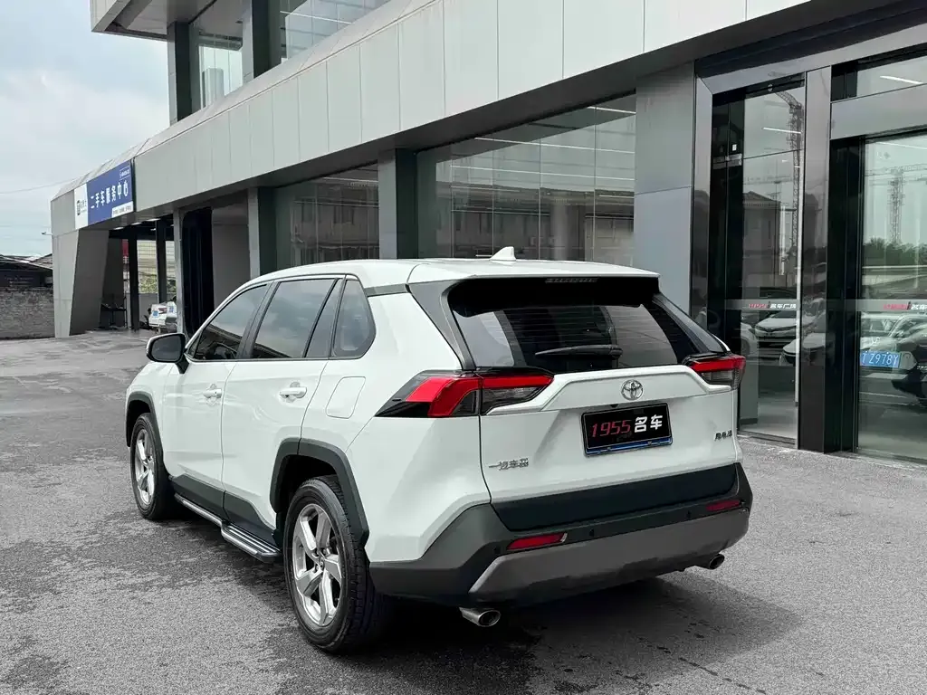 Toyota RAV4 — фото 9