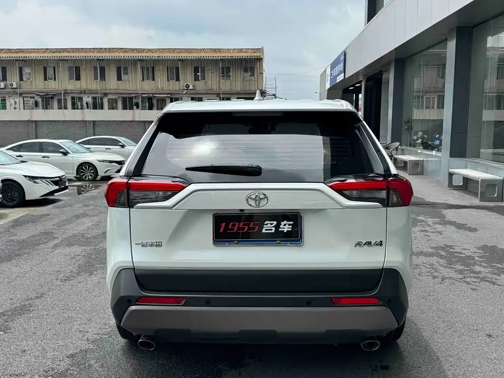 Toyota RAV4 — фото 7
