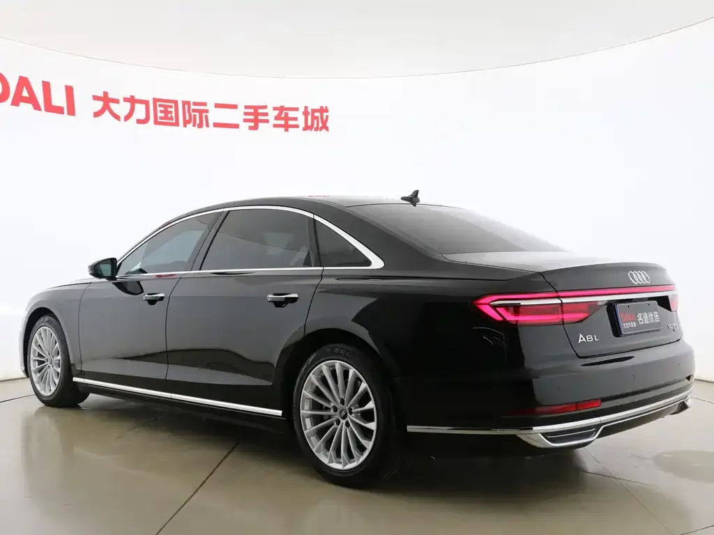 Audi A8 — фото 7