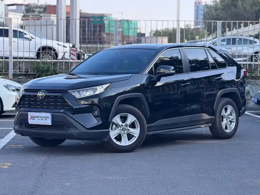 Toyota RAV4 — фото 1