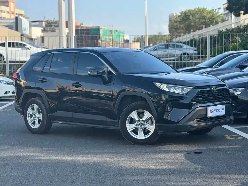 Toyota RAV4 — фото 8