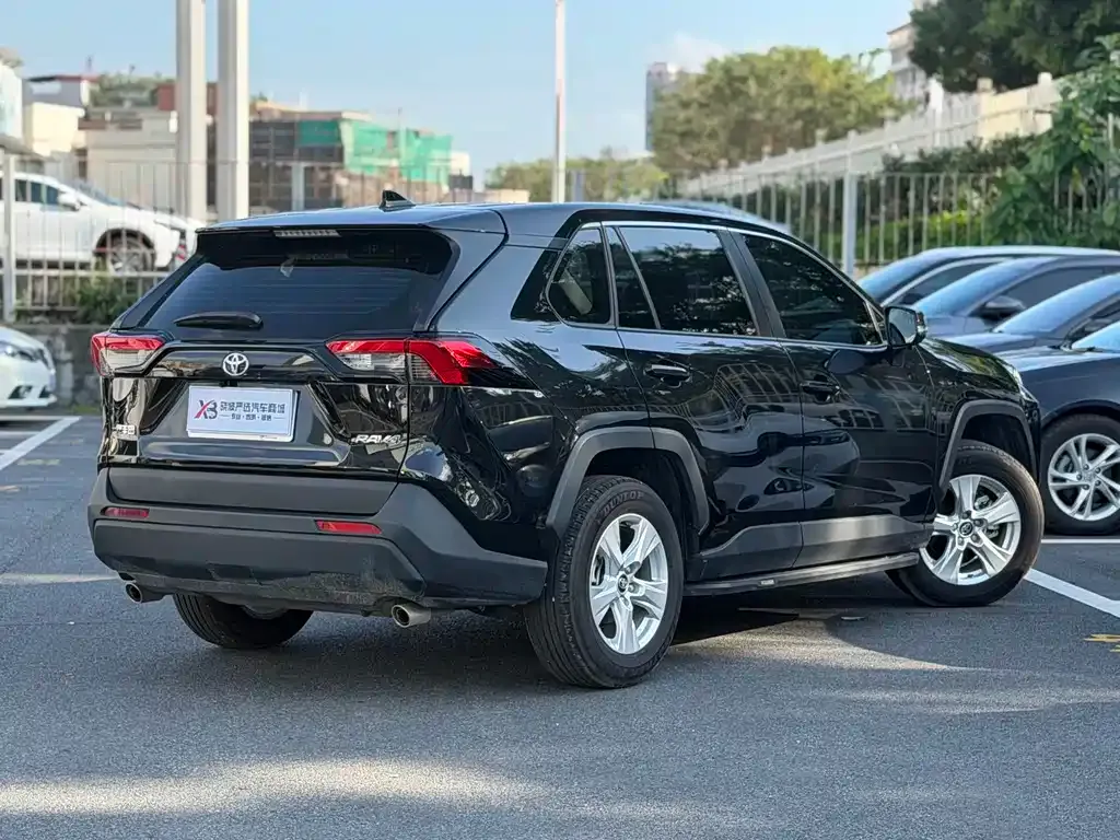 Toyota RAV4 — фото 7