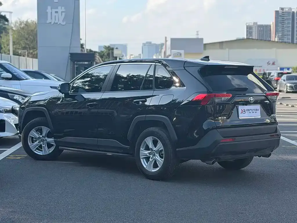 Toyota RAV4 — фото 6