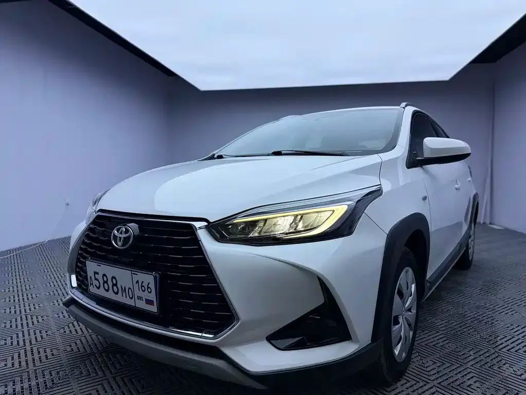 Toyota Yaris L — фото 1