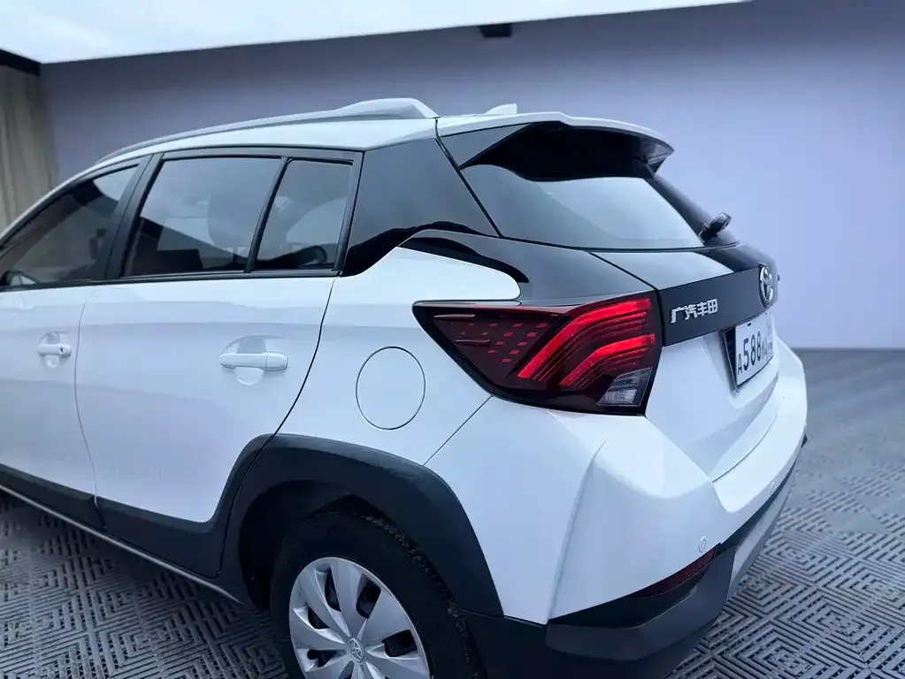 Toyota Yaris L — фото 2