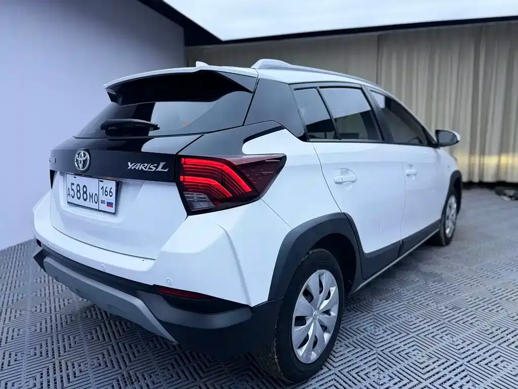 Toyota Yaris L — фото 9