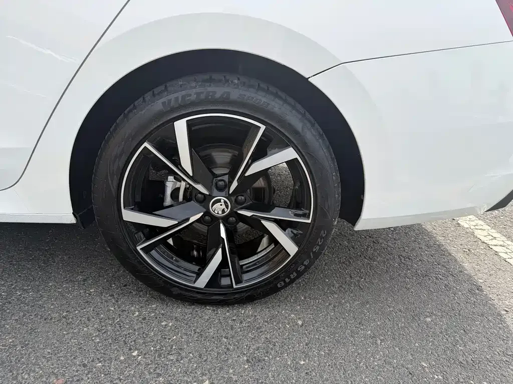 Skoda Octavia — фото 4