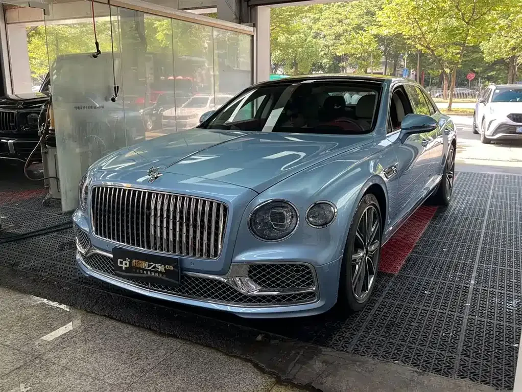 Bentley Flying Spur — фото 1