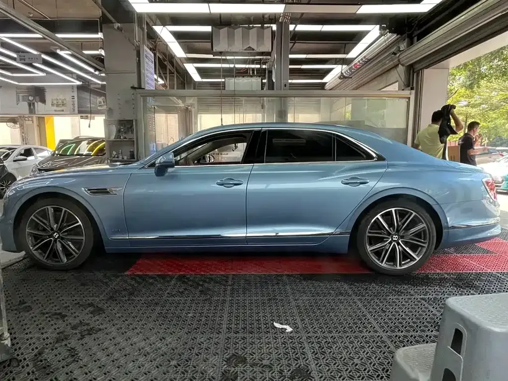Bentley Flying Spur — фото 5