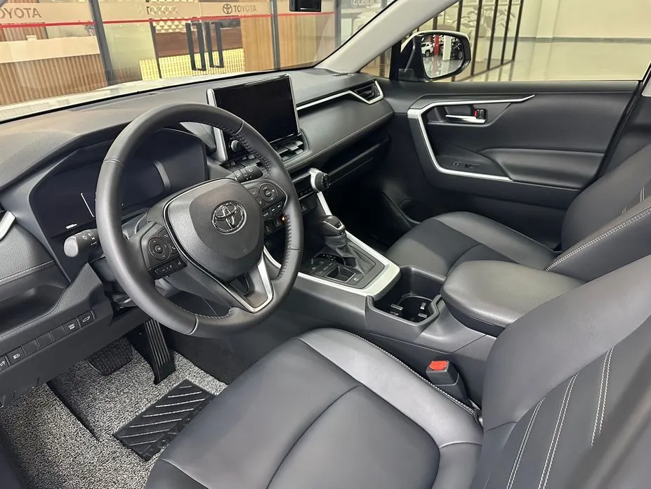 Toyota RAV4 — фото 7