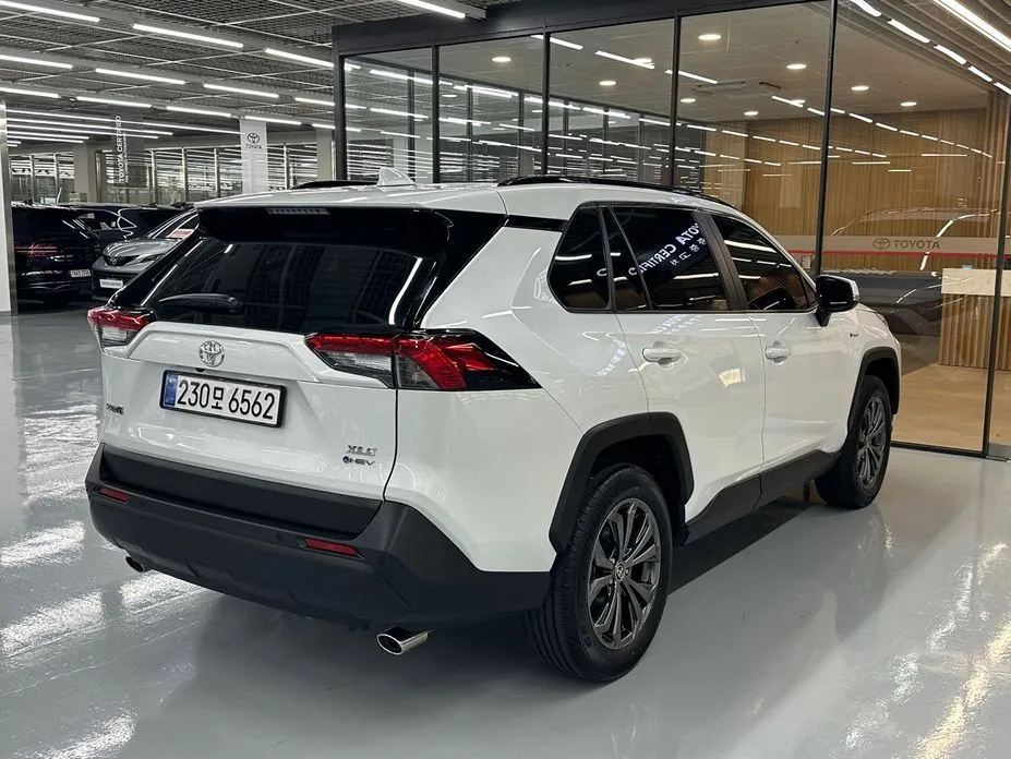 Toyota RAV4 — фото 8
