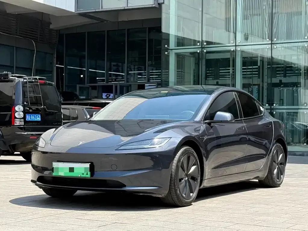 Tesla Model 3 — фото 1