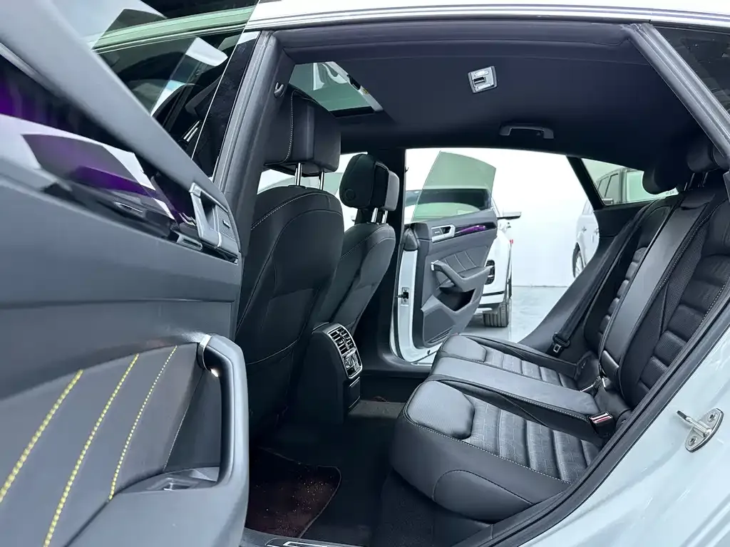 Volkswagen CC 2023 из CN, фото 7