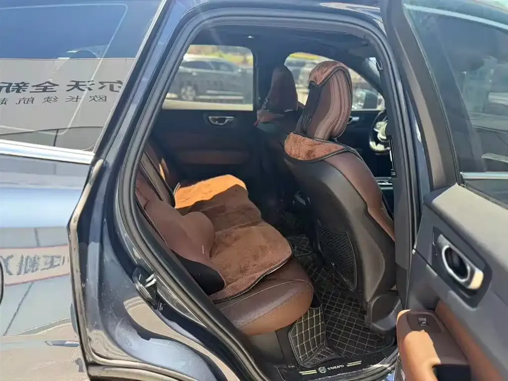 Volvo XC60 — фото 6