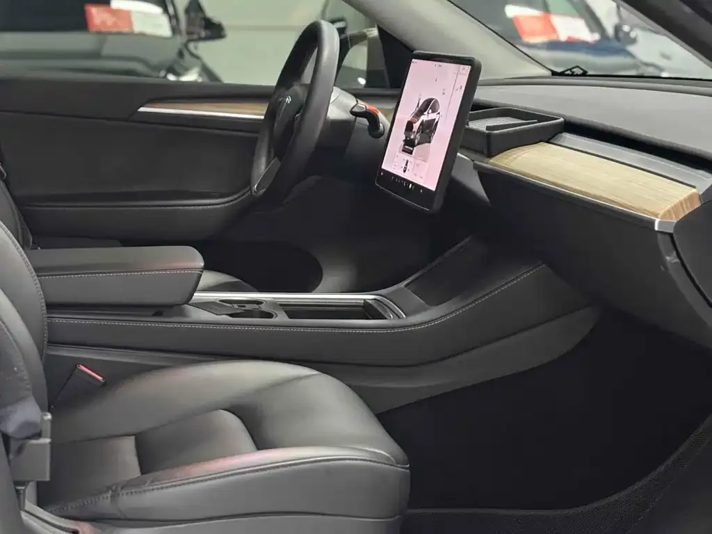 Tesla Model Y — фото 6