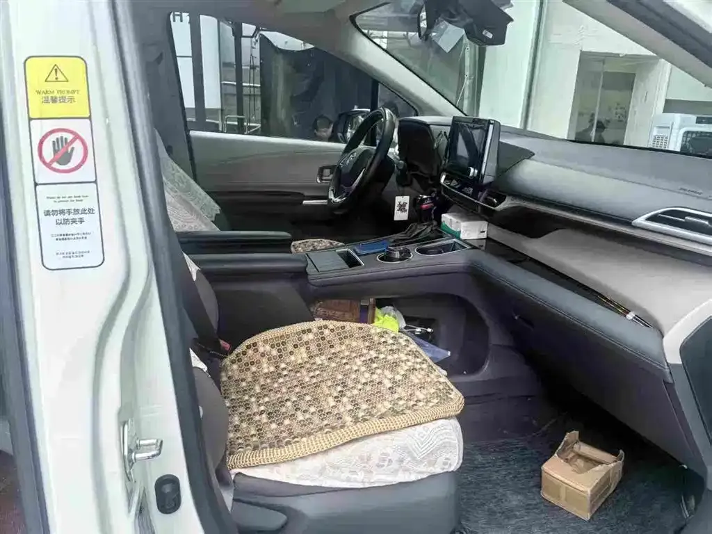 Toyota Granvia — фото 6