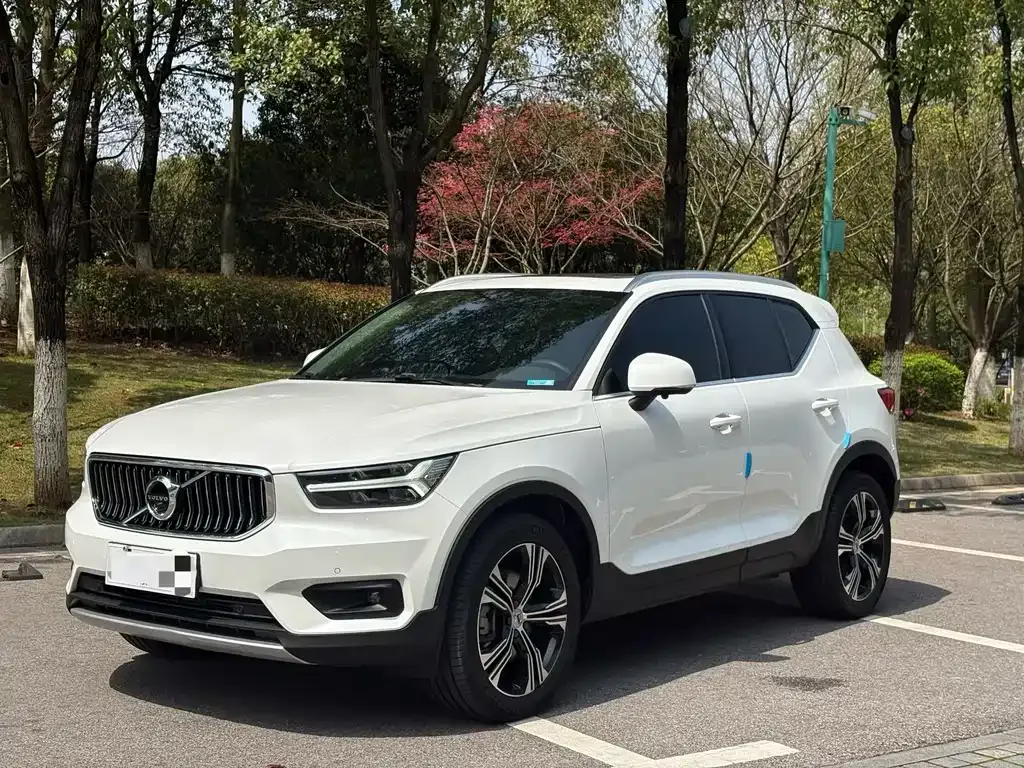 Volvo XC40 — фото 1