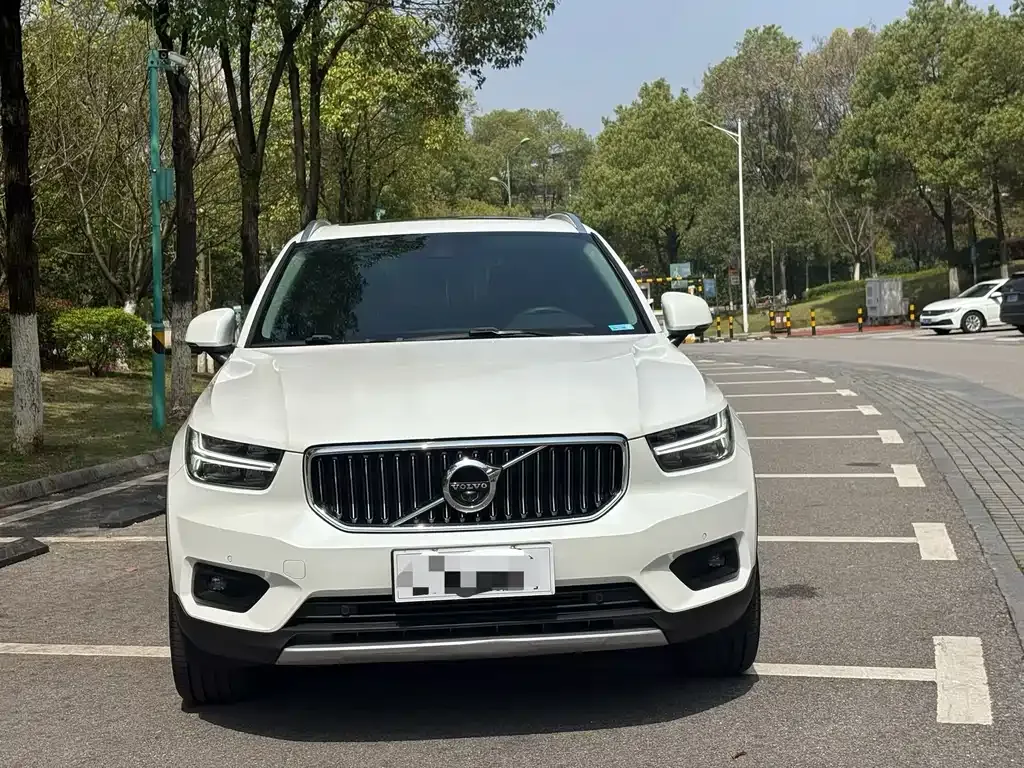 Volvo XC40 — фото 9