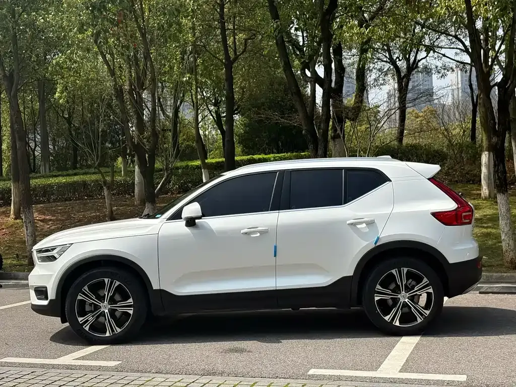 Volvo XC40 — фото 7