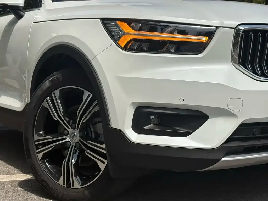 Volvo XC40 — фото 2