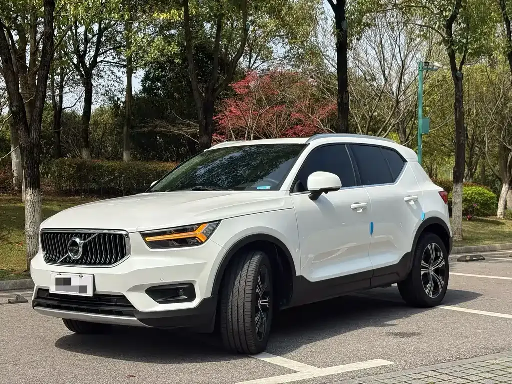Volvo XC40 — фото 8