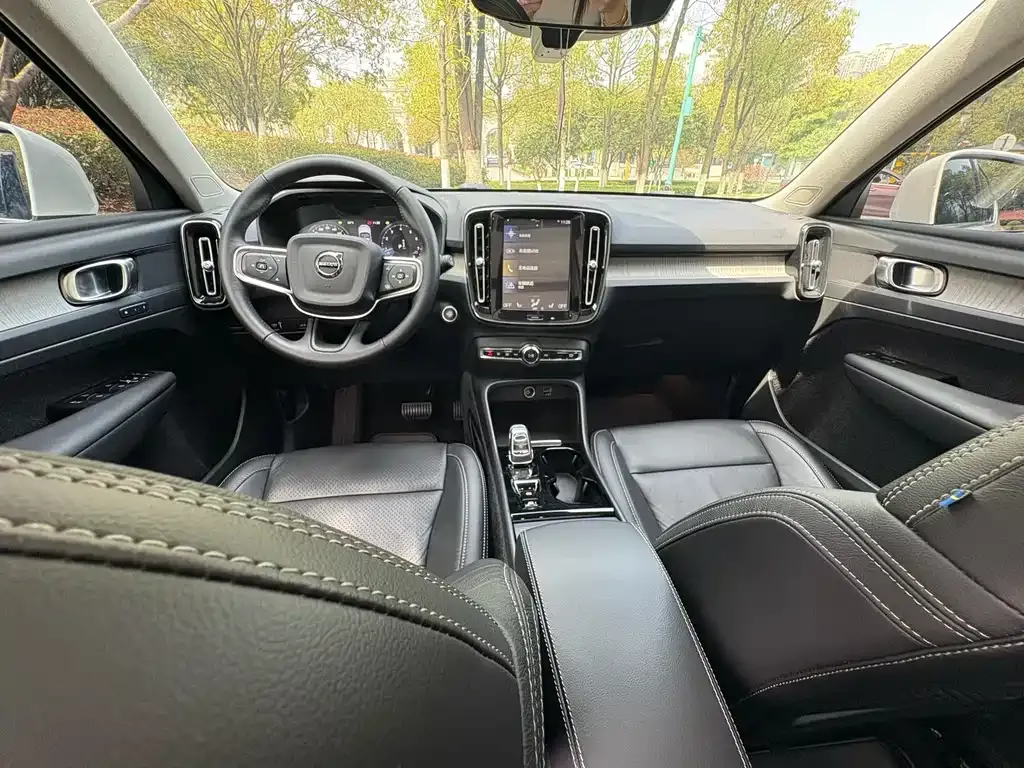 Volvo XC40 — фото 4