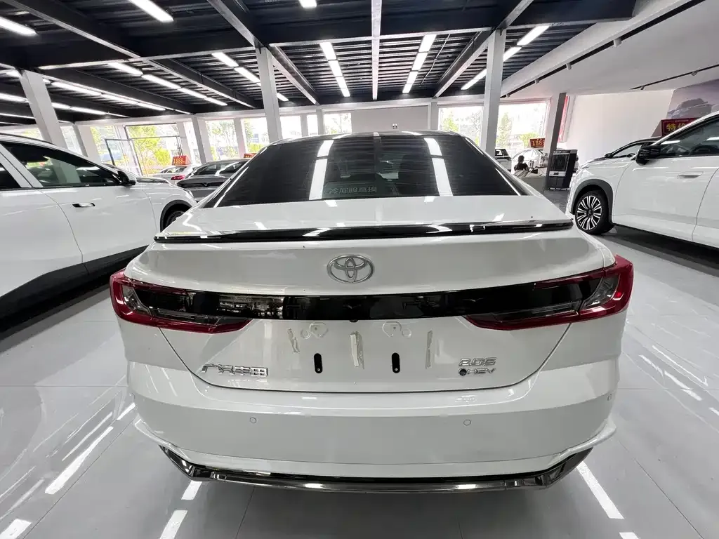 Toyota Camry — фото 5