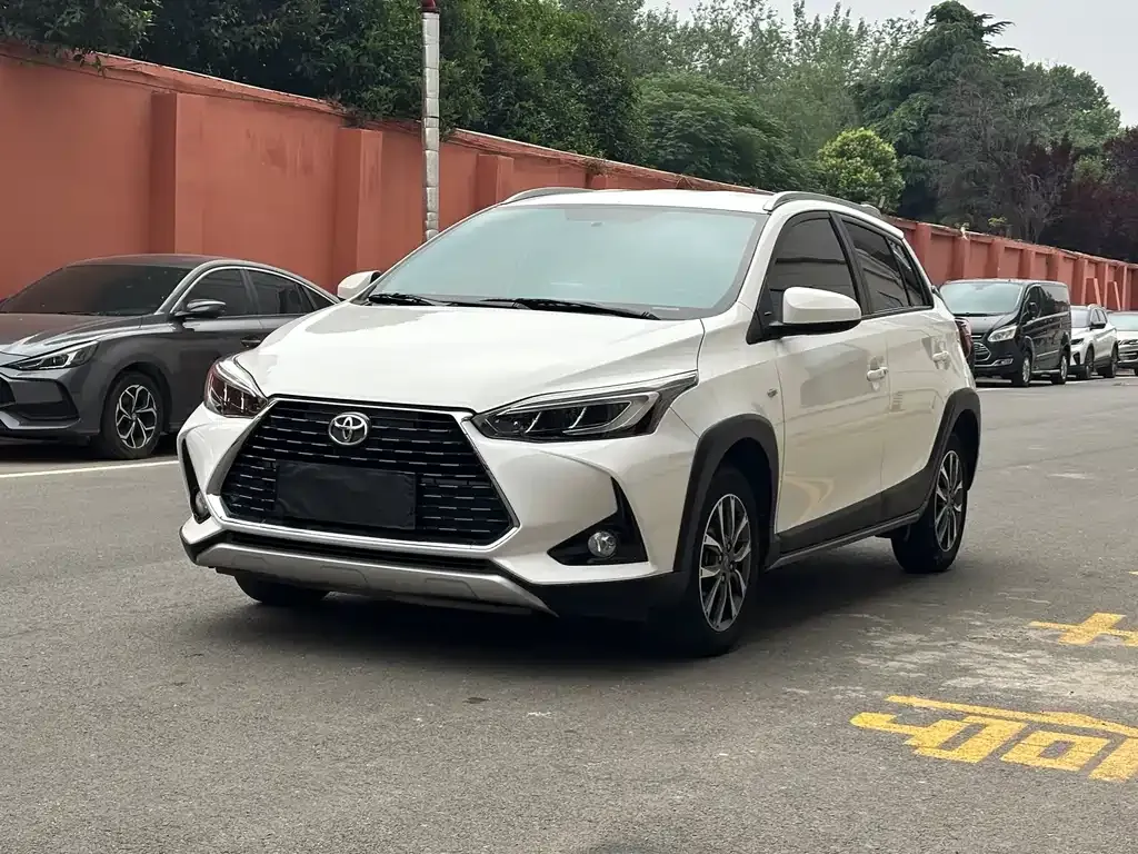 Toyota Yaris L — фото 1