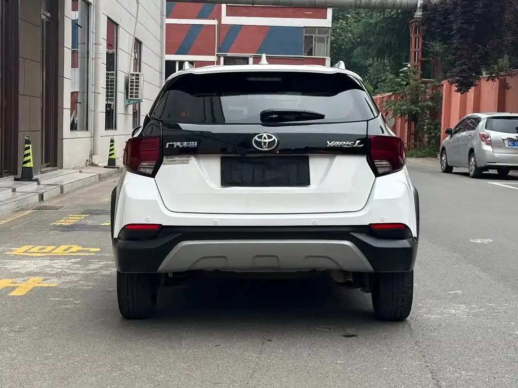 Toyota Yaris L — фото 4