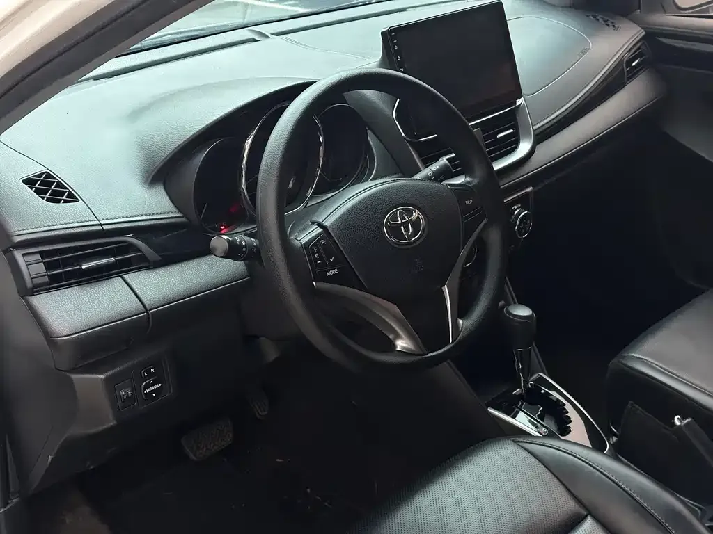 Toyota Yaris L — фото 7