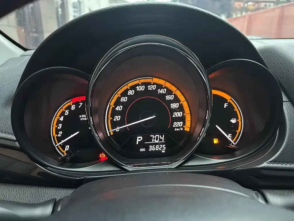 Toyota Yaris L — фото 10