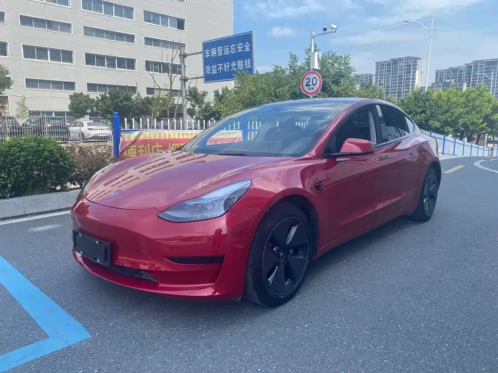 Tesla Model 3 — фото 1