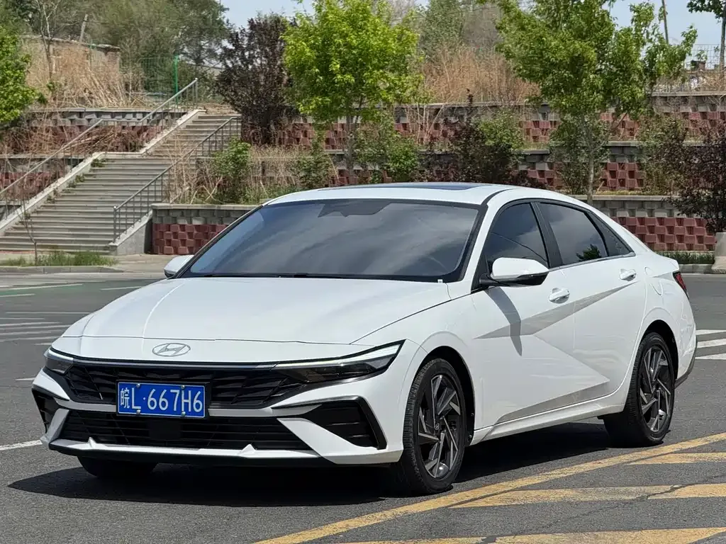 Hyundai Elantra — фото 1