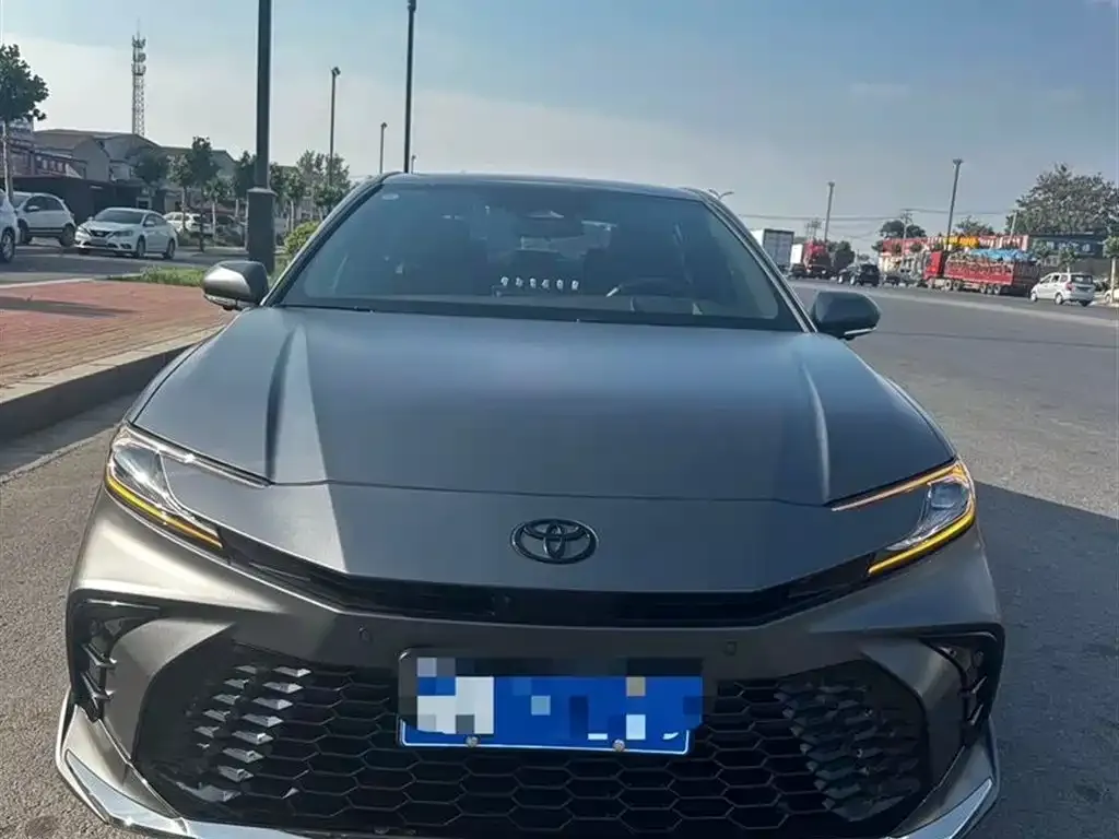 Toyota Camry — фото 1